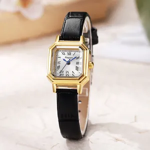 Macro-opname van vintage goud achthoekig horloge met Romeinse cijfers en zwarte lederen band