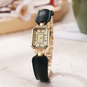 Detailansicht der rechteckigen goldenen Quarzuhr mit dunkelgrünem Lederarmband
