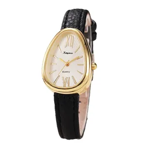 Elegant quartzhorloge in de vorm van een slangenkop met gouden kast en zwarte band