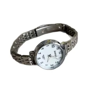 Montre à quartz en acier inoxydable argenté avec cadran blanc et chiffres arabes noirs