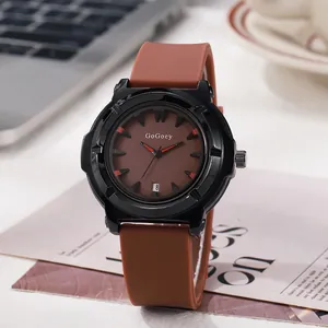 Orologio al quarzo con cinturino in silicone marrone e datario su sfondo lifestyle moda