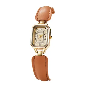 Damen Quarzuhr im Retro-Stil mit goldenem Gehäuse und braunem Lederarmband auf weißem Grund