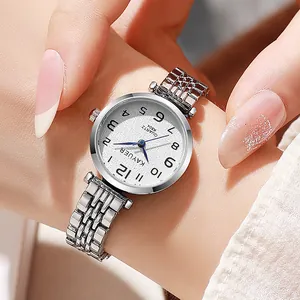 Minimalistisch zilveren dameshorloge met quartz uurwerk en witte getextureerde wijzerplaat