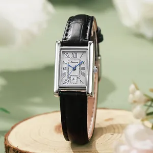 Detail van vierkant zilveren horloge met Romeinse cijfers en zwarte leren band