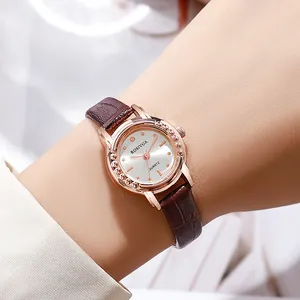 Elegant dameskwartshorloge met roségouden diamanten ring en bruine leren band