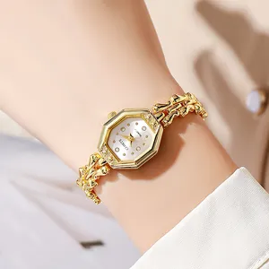Detail der oktogonalen goldenen Quarzuhr mit Strass-Zifferblatt und Vintage-Gliederkette