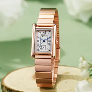 Detail van vierkant roségouden horloge met Romeinse cijfers en blauwe wijzers