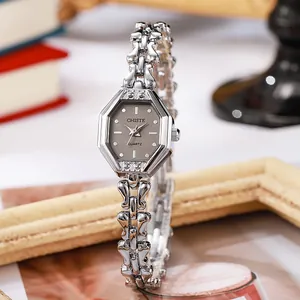 Nahaufnahme einer silbernen Hexagon-Quarzuhr mit einzigartigem Gliederkettenarmband
