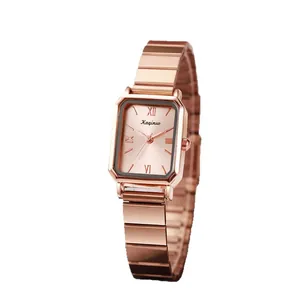 Elegant roségoud dameshorloge met rechthoekige wijzerplaat en metalen schakelarmband