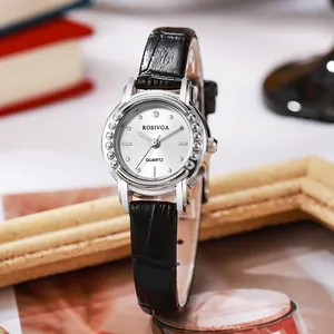 Detail van zilveren quartz horloge met zwarte leren band en zilveren wijzerplaat