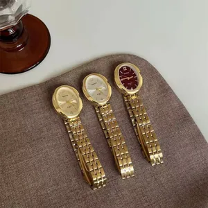 Tre eleganti orologi da donna ovali al quarzo in oro con quadranti colorati e cinturini