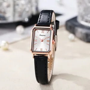 Macro-opname van vierkant roségoud horloge met zwarte lederen band en Romeinse cijfers