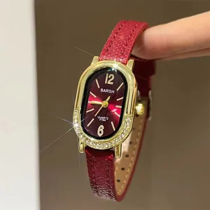 Elegant goudkleurig dameshorloge met diamanten en een luxe rode lederen band