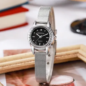 Detail van zilveren mesh horloge met zwarte wijzerplaat en verfijnde kralenrand