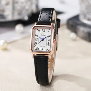 Detailopname van rechthoekig roségouden horloge met Romeinse cijfers en leren band