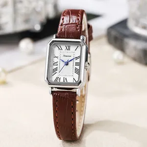 Detail van rechthoekig zilveren horloge met romeinse cijfers en bruine leren band