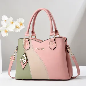 Sac à main tricolore chic rose et beige avec bandoulière et pendentif papillon élégant