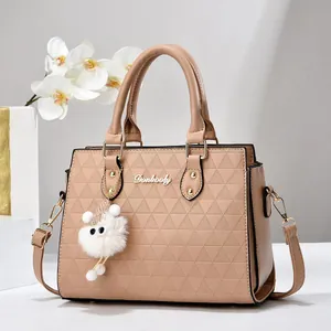 Sac à main bandoulière beige avec motif triangulaire en relief et pendentif en peluche