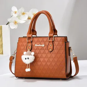 Sac à main marron en similicuir avec motifs triangles et breloque mouton blanc