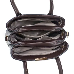 Vista superior del interior del bolso tote marrón con tres compartimentos con cremallera