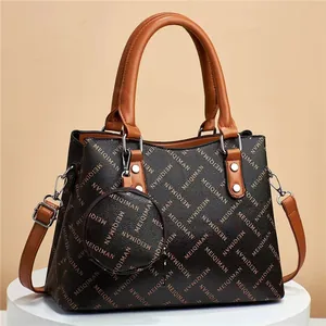 Ensemble sac seau classique avec motif lettres et anses marron sur support blanc