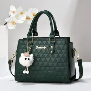 Sac à main vert foncé avec relief géométrique, pendentif agneau et orchidée