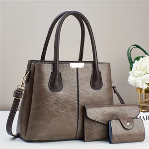 Conjunto de 3 bolsos de piel sintética topo con textura y detalles metálicos dorados