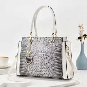 Sac à bandoulière gris effet crocodile avec bordure blanche et pendentif perle