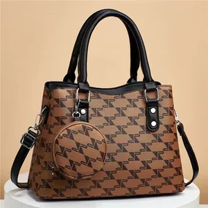 Sac seau marron avec imprimé géométrique noir, clous argentés et porte-monnaie assorti