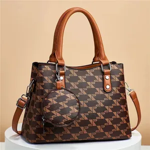Détails du sac seau avec imprimé géométrique, poignée ronde et finitions en argent poli