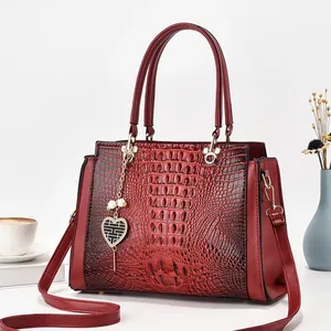 Sac à main bordeaux effet crocodile dégradé avec pendentif coeur doré élégant