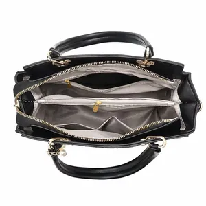 Vue du dessus de l'intérieur du sac avec plusieurs compartiments et doublure argentée