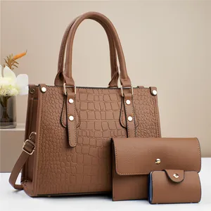 Conjunto de 3 bolsos marrones con textura de cocodrilo y detalles en metal dorado