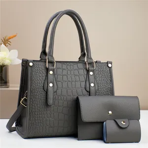 Conjunto de tres bolsos gris oscuro con textura de cocodrilo y detalles dorados