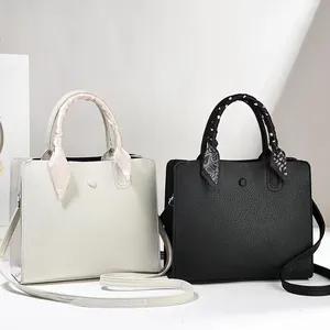 Sac fourre-tout chic minimaliste en noir et blanc avec anses décorées de foulard soie