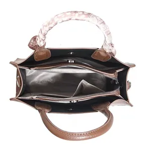Vue intérieure du sac cabas en cuir marron avec trois compartiments et foulard