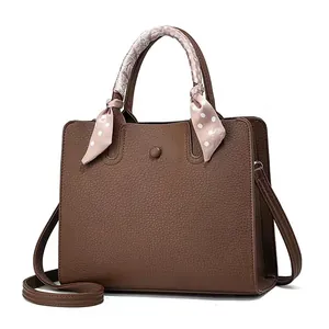Sac fourre-tout minimaliste marron foncé en cuir grainé avec foulard en soie décoratif