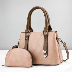 Détail de l'ensemble sac fourre-tout mauve en cuir PU avec pochette et anses brunes