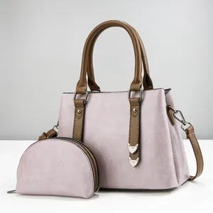 Détails du sac à main lilas en similicuir avec pendentifs cœur et bandoulière réglable