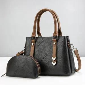 Vue détaillée du sac cabas en cuir gaufré noir avec garnitures métalliques argentées