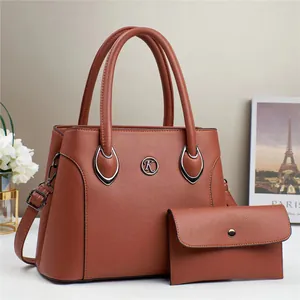 Sac bandoulière femme marron caramel et petit portefeuille avec logo K en métal