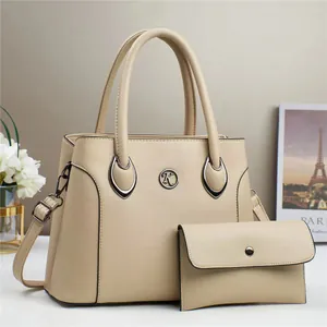 Sac fourre-tout élégant en simili cuir grainé beige avec son portefeuille assorti et logo K