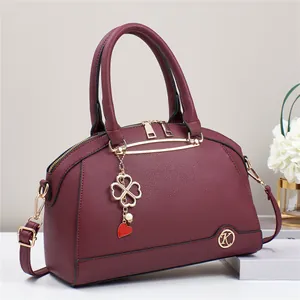 Elegante borsa a mano rosso vino a forma di conchiglia con ciondolo a quadrifoglio