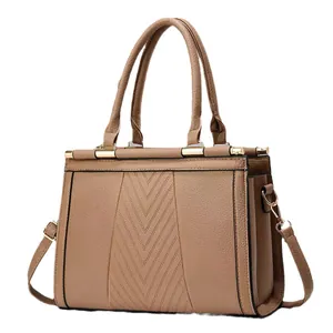 Sac à main en cuir marron avec surpiqûres en V, garnitures dorées et bandoulière réglable