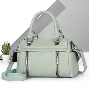 Sac à main vert clair en cuir souple avec bandoulière et texture grainée naturelle