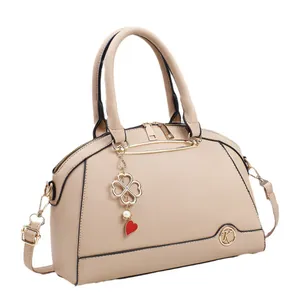 Elegante borsa a mano color albicocca con pendente a quadrifoglio e logo dorato
