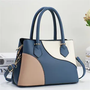 Sac à main tricolore en cuir grainé bleu, blanc et beige avec accessoires dorés chics