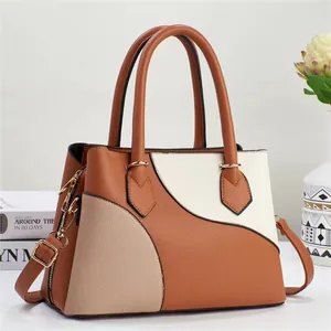 Détails du sac à main tricolore avec texture grainée et finitions métalliques dorées