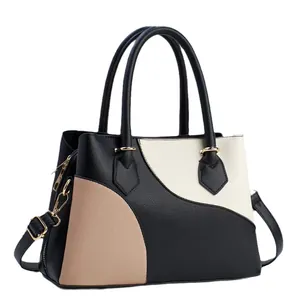 Sac à main chic en cuir patchwork tricolore avec détails dorés et bandoulière
