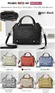 Detailed size guide showing 23x10x17cm dimensions for quilted crossbody square bag